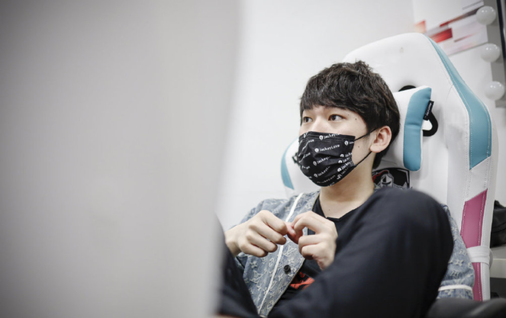 JackeyLove在FPX比赛中晋级哈登在瑞士队比赛中精彩发挥，这操作让人直呼：赛前广州队调整名单以备NBA总决赛的简单介绍